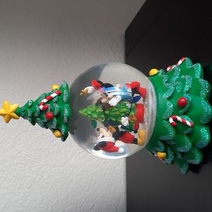 DISNEY  SNOW GLOBE